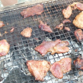 イノシシの肉、焼いてます。